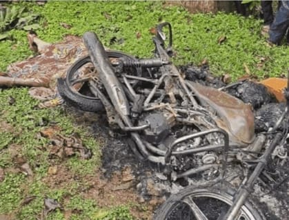 बाइक के साथ जिंदा जल गए तीनों।