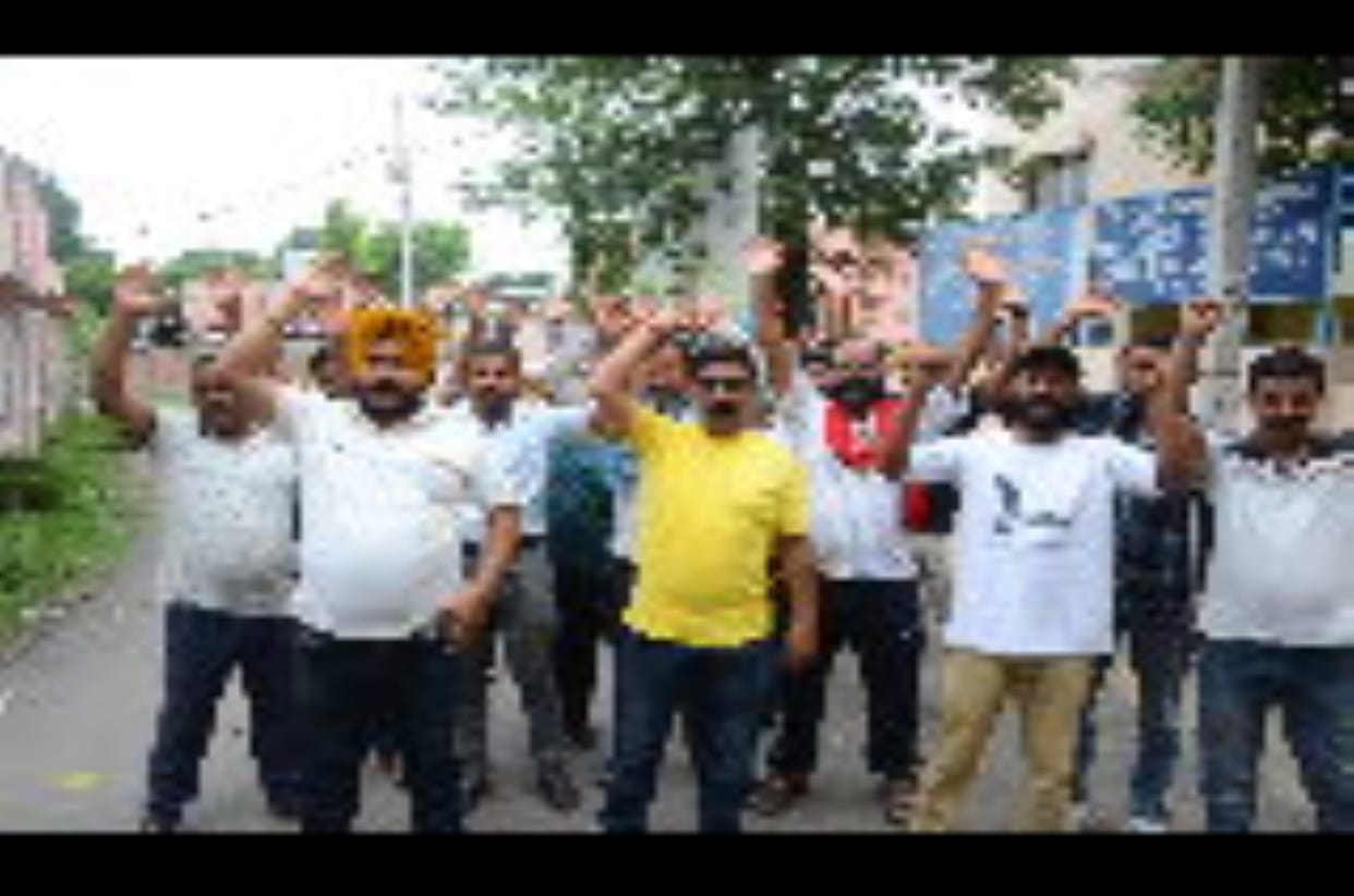 Temporary workers of Jal Shakti Department raised slogans
