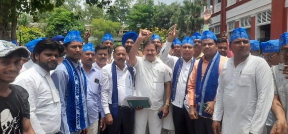 BSP workers opposed the installation of the board of the tube well department in the Buddha Park of Khutar