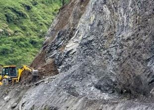 Bageshwar: Landslide stopped traffic on 15 roads