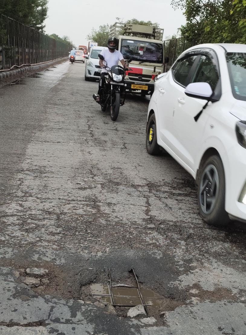 Cracks in the joints of Saryu bridge, concrete missing, steel bars visible