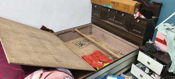 The thieves broke the lock and took away cash and jewellery
