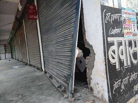 The shutter of a jeweler's shop was uprooted at a distance of five hundred meters from the police station