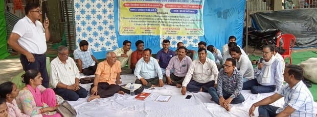State employees went on hunger strike and demanded restoration of old pension