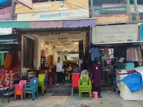 Merchants are waiting for customers, the market is deserted