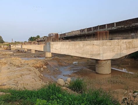 Rain has slowed down the pace of construction of bridges on the four-lane road