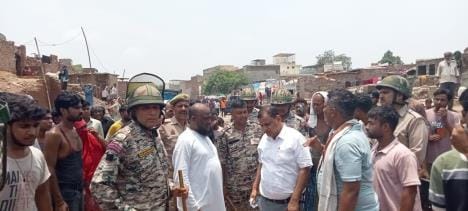 Building owners got angry at the corporation team which went to remove encroachment from railway land