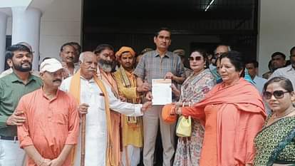 मथुरा। डीएम को समर्थन पत्र सौंपते श्रीकृष्ण जन्मभूमि संघर्ष न्यास के पदाधिकारी।