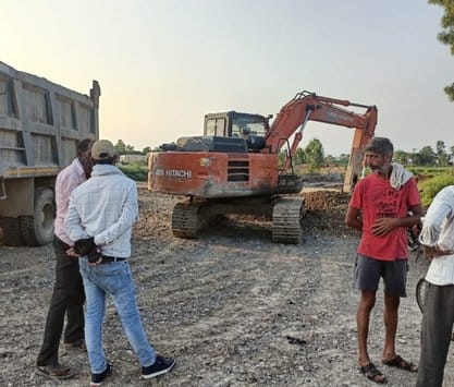 Villagers got angry when the road was blocked