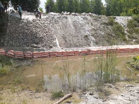 Irrigation department started temporary flood control work in Naujhala number one