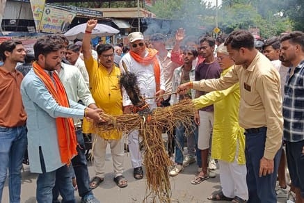 NHAI's effigy was burnt due to non-construction of connecting road