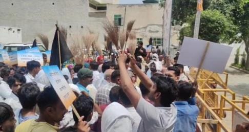Employees surrounded Minister Gangwa's residence, waved black flags and brooms, municipal employees accused of betrayal.