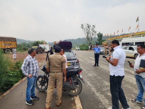राजोरी में वाहनों की जांच करती पुलिस। 
