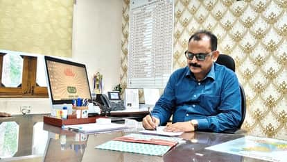 After visiting Shrinathji and Dwarkadhishji, Hasija took over the charge of Rajsamand Collector
