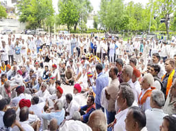 अपनी मांगों को समर्थन में चर्चा करते किसान