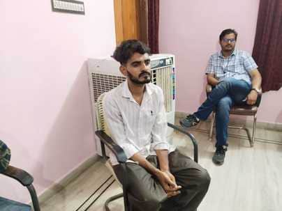 रिश्वत लेने का आरोपी ग्राम विकास अधिकारी ऋतिक पटेल।