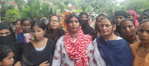 E-rickshaws running without lights in the dark, women submitted a memorandum