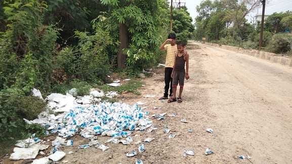 More than 300 packets of Parag Dairy milk found lying on the road