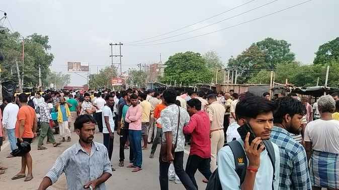 rohtas bihar news: dumper and auto collide, two people die, angry people blocked road, sasaram news