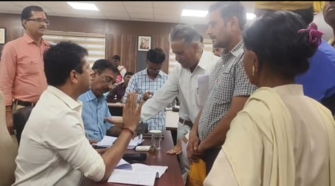 Grandfather, son  grandson got angry at the collector in the public hearing due to suspension of arms license
