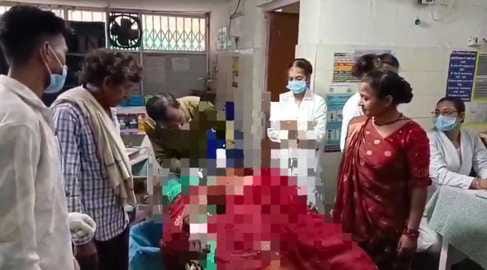 महिला को अस्पताल में कराया गया भर्ती।
