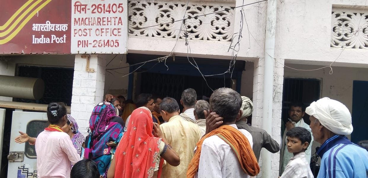 Queue in the scorching sun for Aadhaar, the foundation of courage is shaking