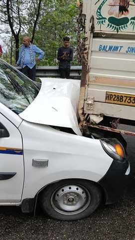 Heavy collision between two trolley pickups in Aghar, three vehicles damaged