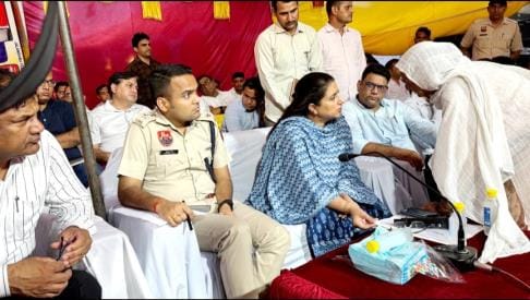 Special night stay in Pathana: Circles cut to add wife's name in PPP, connected in one hour during public dialogue