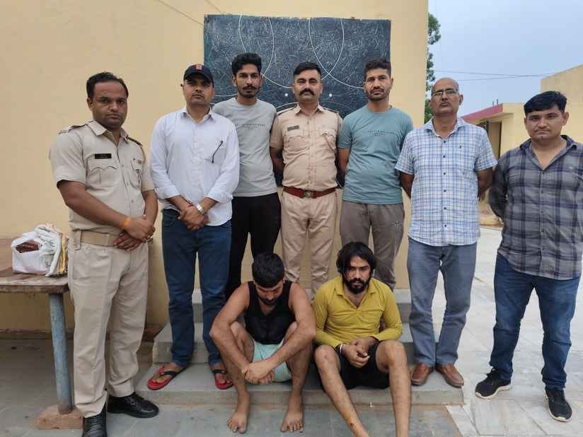 पुलिस की गिरफ्त में आरोपी।