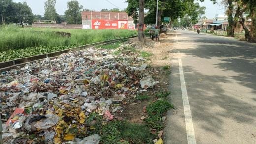 Garbage being thrown on the roadside, pedestrians troubled by foul smell