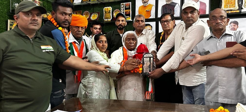 Rejangla Parakram Yatra reached Sonipat, families of martyrs were honored by giving them Raj Kalash and shawls
