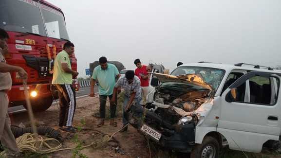 Driver dozed off, van collided with divider, five people injured