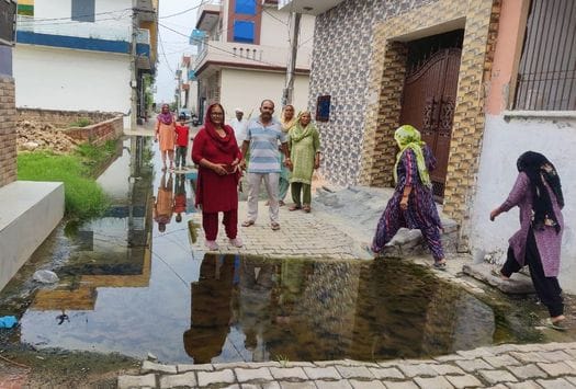 When contaminated water filled the streets and entered the houses, people reached the corporation office.