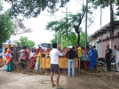 A jam was organised in protest against the power cut, some people were picked up by the police, uproar ensued