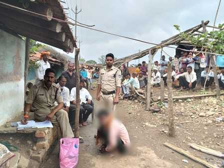 पुलिस गिरफ्त में आरोपी।
