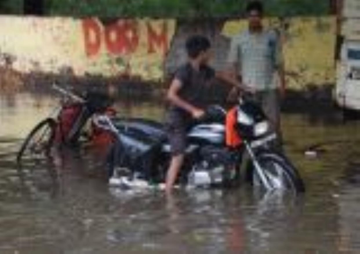Due to rain, water filled the roads and houses again, clogged drains increased the problem