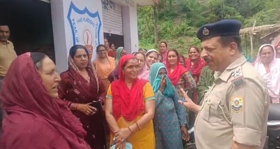 There was a ruckus over opening of a liquor shop in Barar village, women created a ruckus