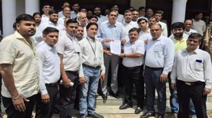 कॉरिडोर के समर्थन का पत्र जिलाधिकारी को सौंपते बार एसोसिएशन के पदाधिकारी।