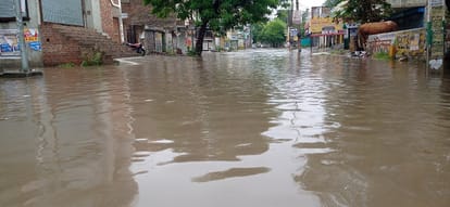 बारिश के चलते जलमग्न हुई सड़क।