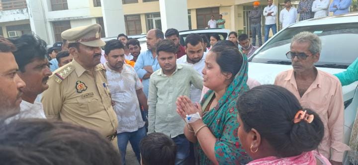 BJP Mahila Morcha District President cried on the stage over the excesses