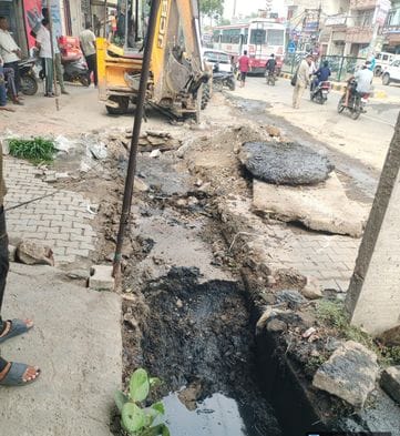 Deadlock over drain cleaning, shopkeepers blame contractor