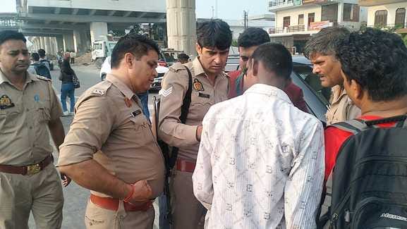 After an argument between the car riders, there was a fight after the car was hit by a side