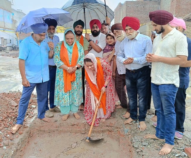DM laid the foundation for the construction of Gurudwara Navbhawan