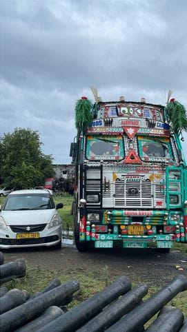 पुलिस ने जब्त किए पाइप और ट्रक, कार।