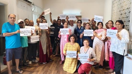 Protest against builder in Chandra Panorama Apartment
