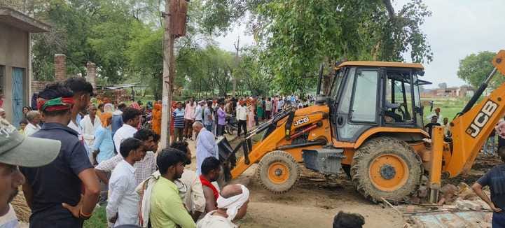 Bulldozers ran on the house of the accused, the dead body was cremated