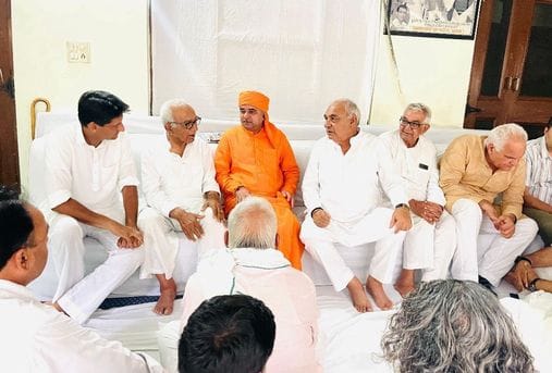 Leaders arrived to console former Chief Minister Bhupendra Hooda's sister-in-law