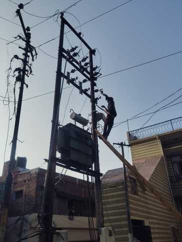 Truck broke the power line near Niyamatpur, power supply disrupted to half the city