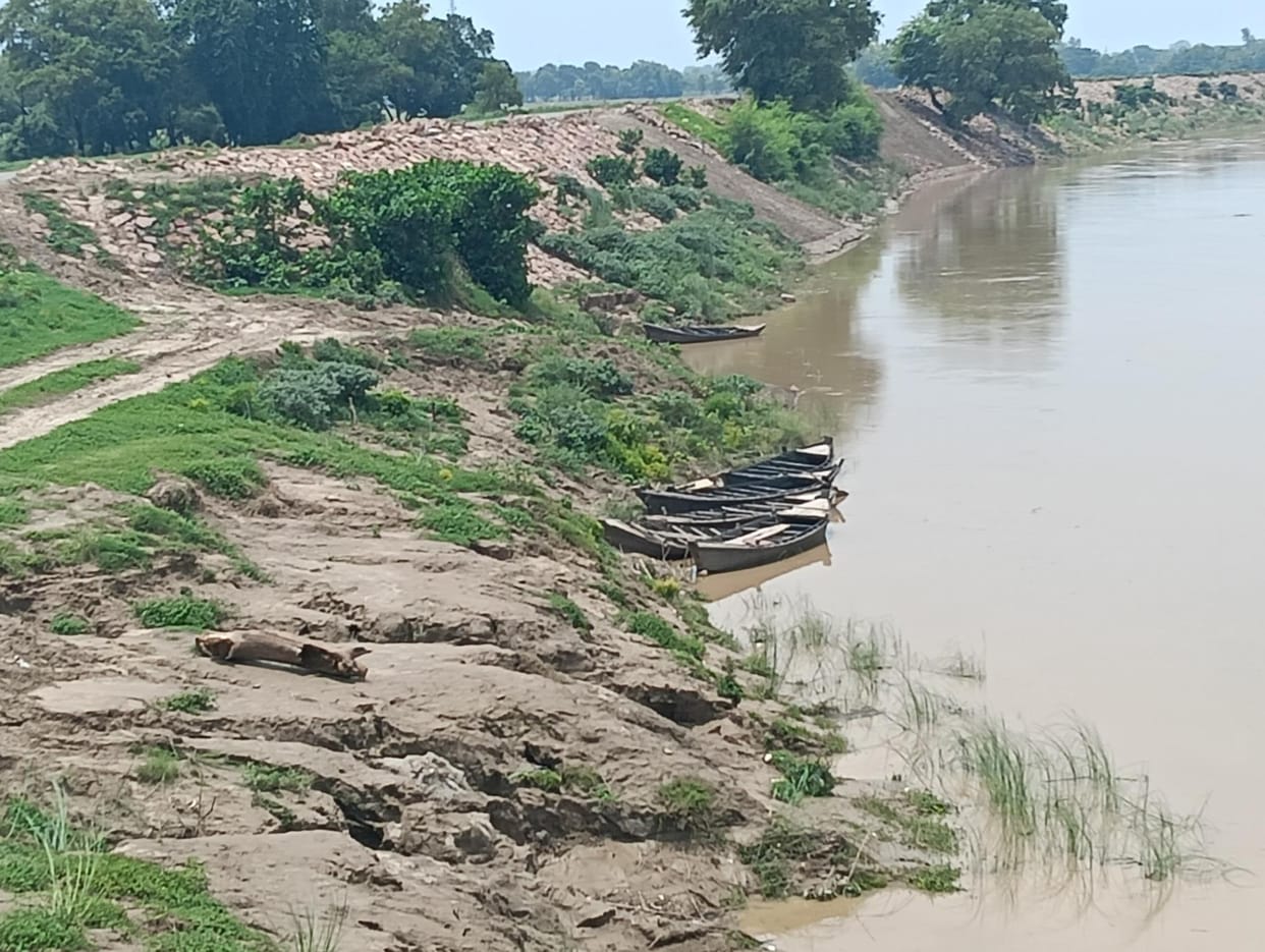 Rapti river in spate, condition of dam is raising concern