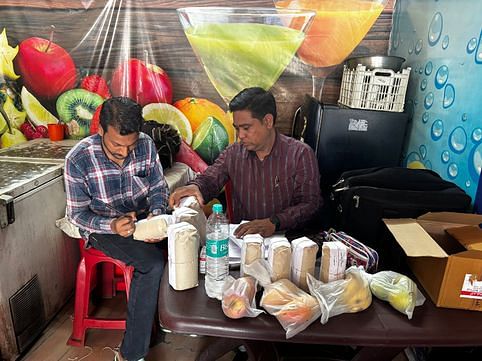 सलूंबर में नमूने लेते खाद्य सुरक्षा अधिकारी